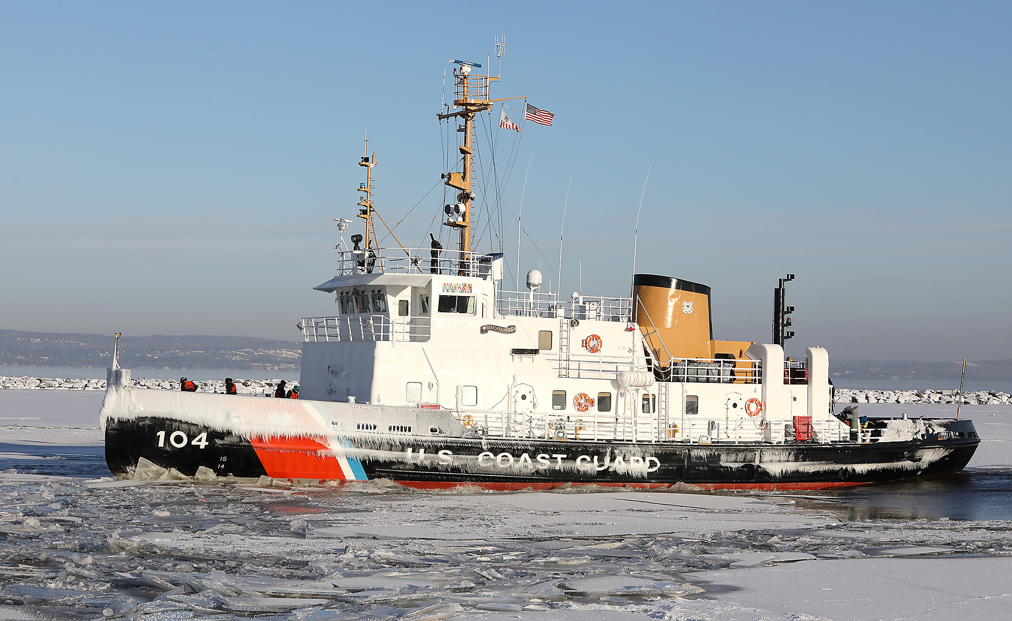 Photos: Biscayne Bay cuts ice in Twin Ports - Vimarsana News