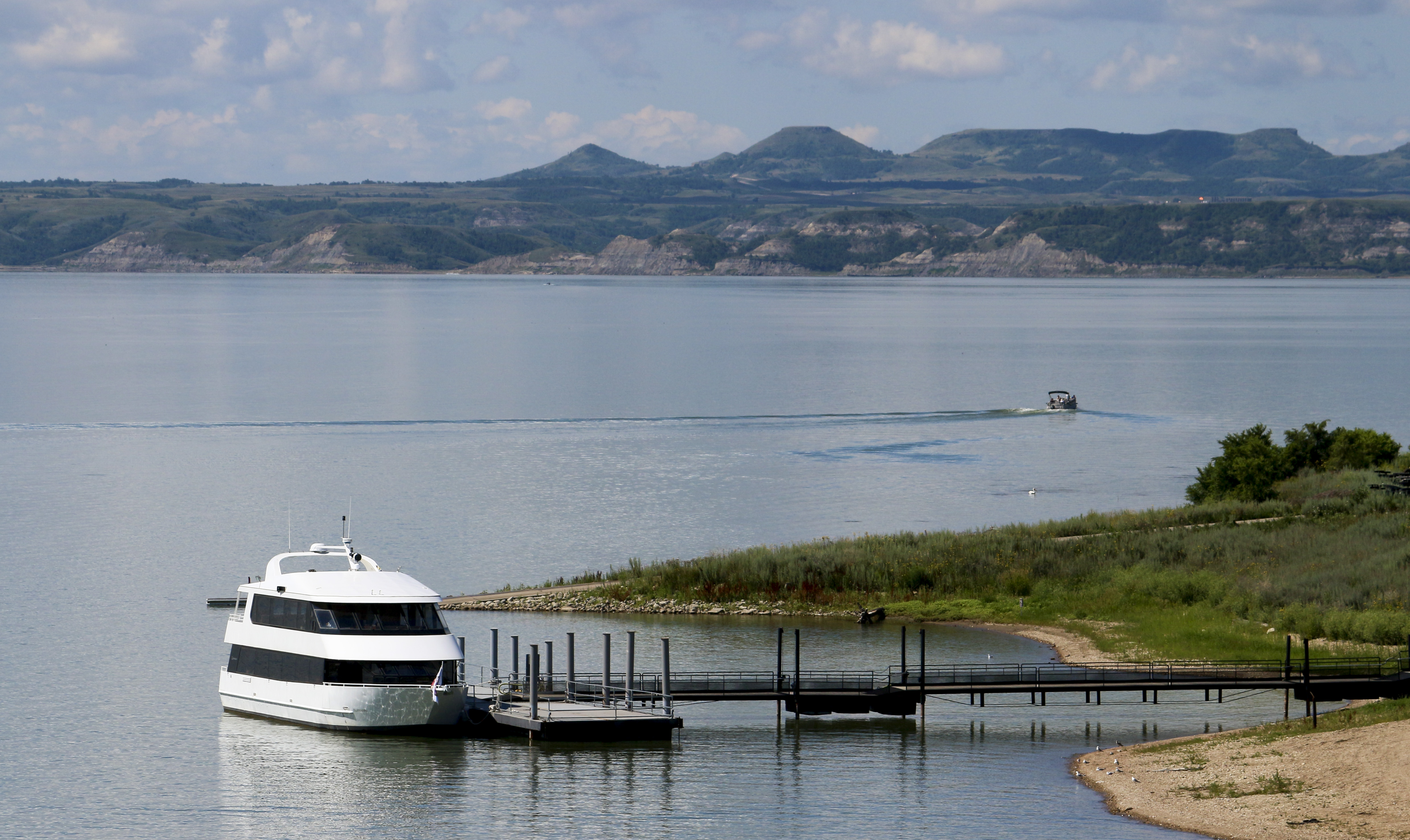 Authorities searching for fisherman who fell into Lake Sakakawea - Vimarsana News