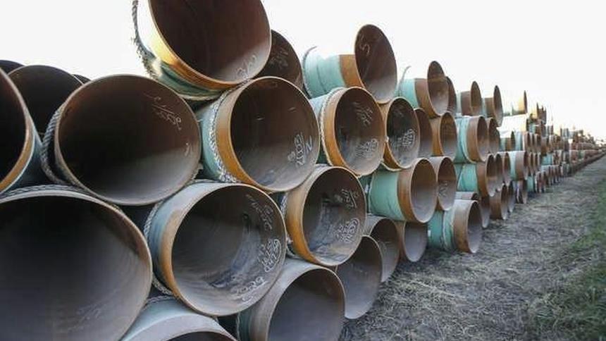 Kansas residents hold their nose as crews mop up massive U.S. oil spill - Vimarsana News
