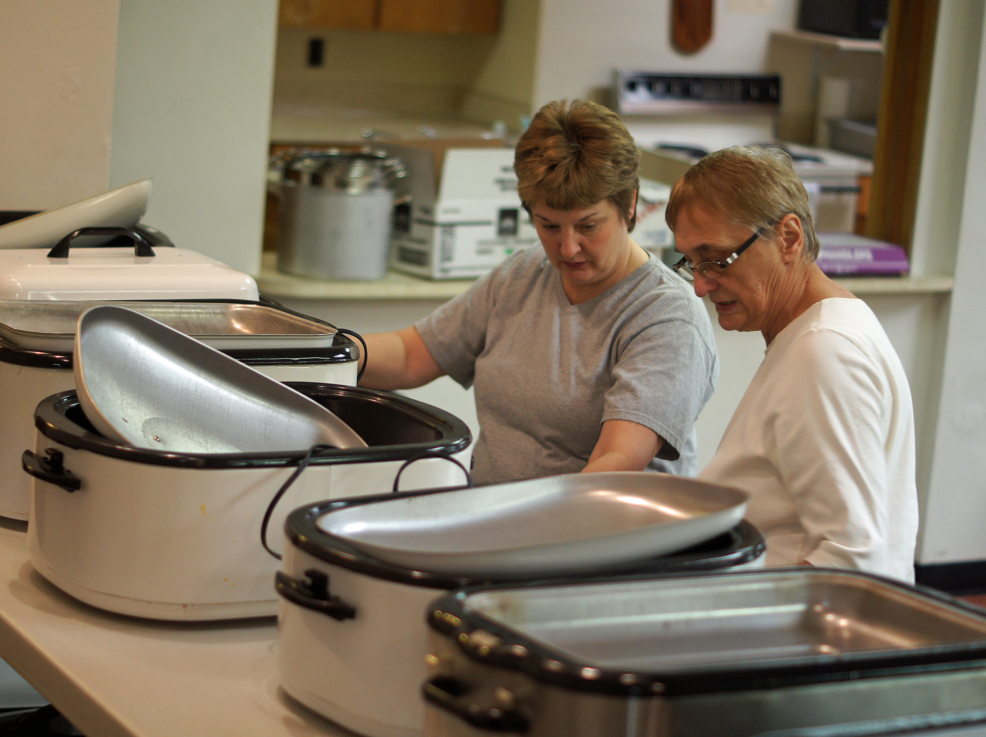 Thanksgiving dinner volunteers help because it's 'needed' for the community - Vimarsana News